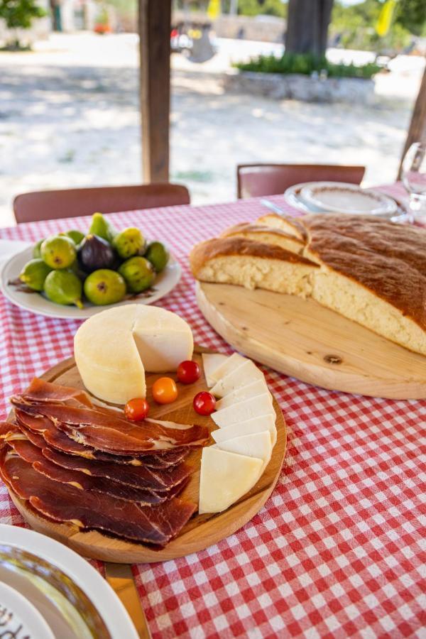 Bed and Breakfast Marcelovi Dvori Pirovac Exterior foto