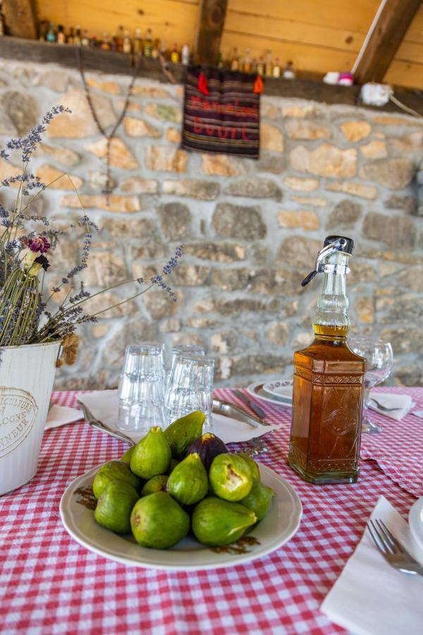 Bed and Breakfast Marcelovi Dvori Pirovac Exterior foto