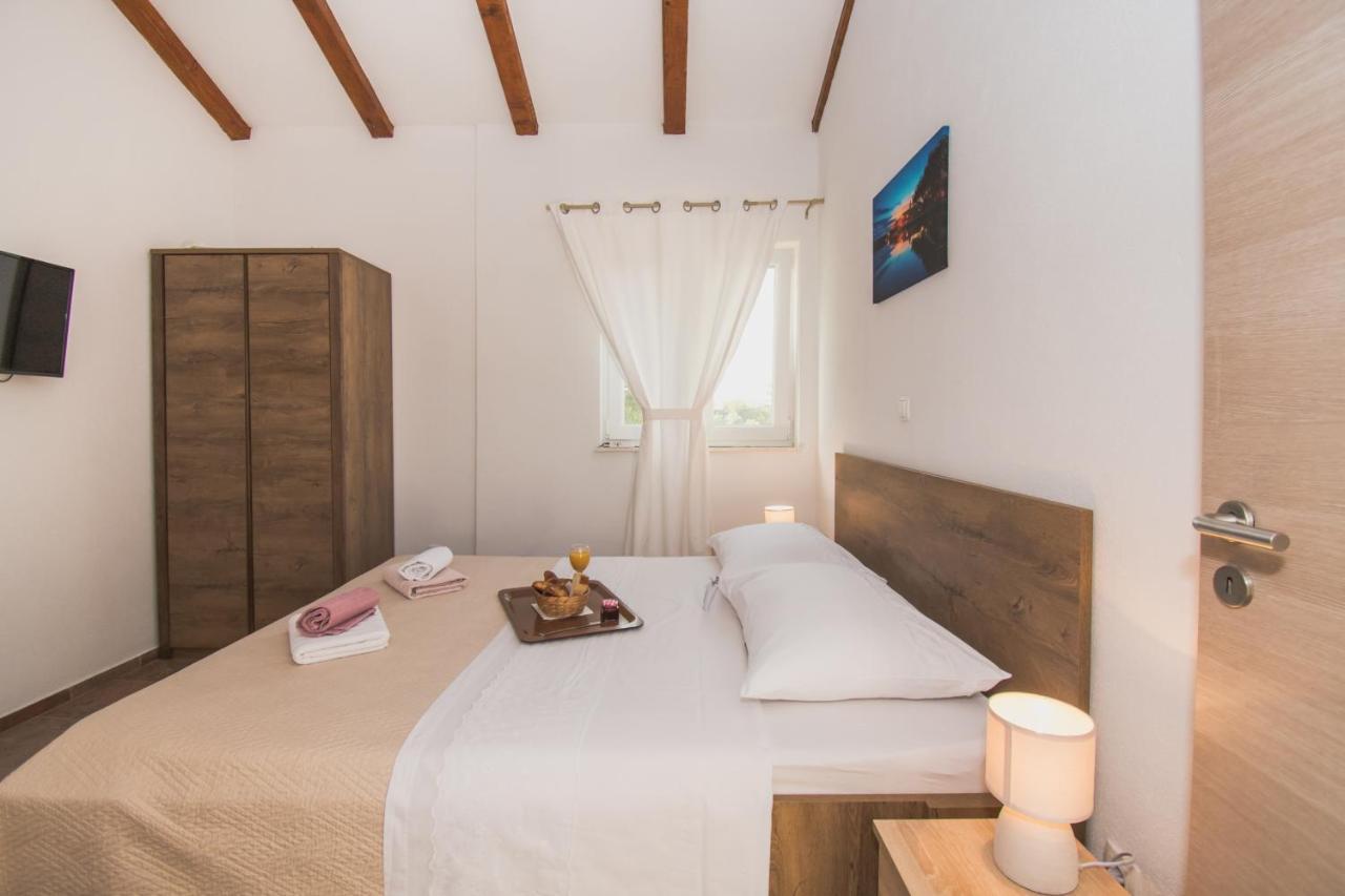 Bed and Breakfast Marcelovi Dvori Pirovac Exterior foto