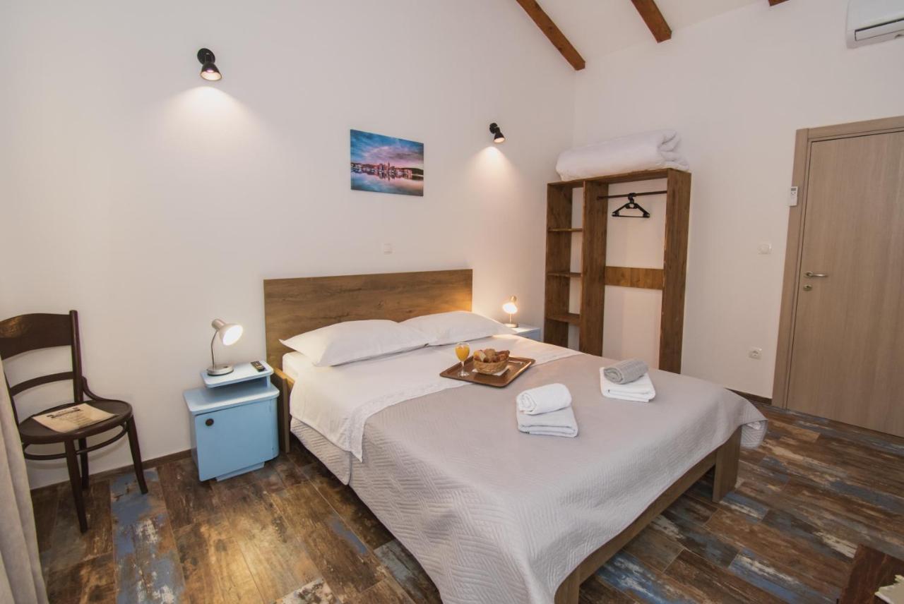 Bed and Breakfast Marcelovi Dvori Pirovac Exterior foto