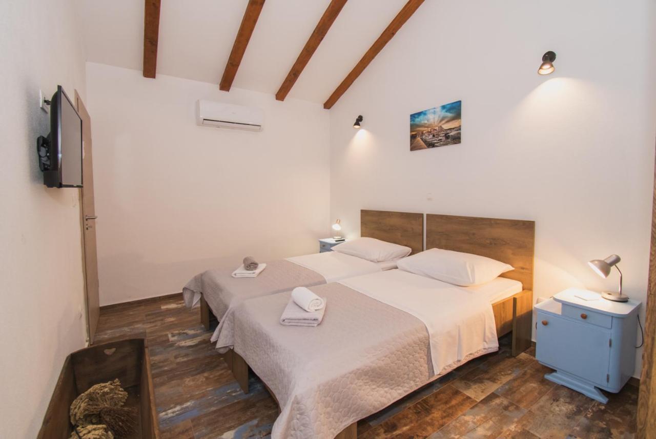 Bed and Breakfast Marcelovi Dvori Pirovac Exterior foto