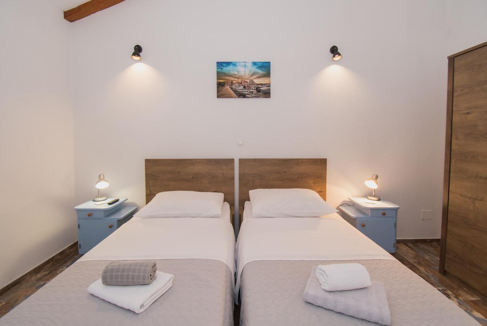 Bed and Breakfast Marcelovi Dvori Pirovac Exterior foto