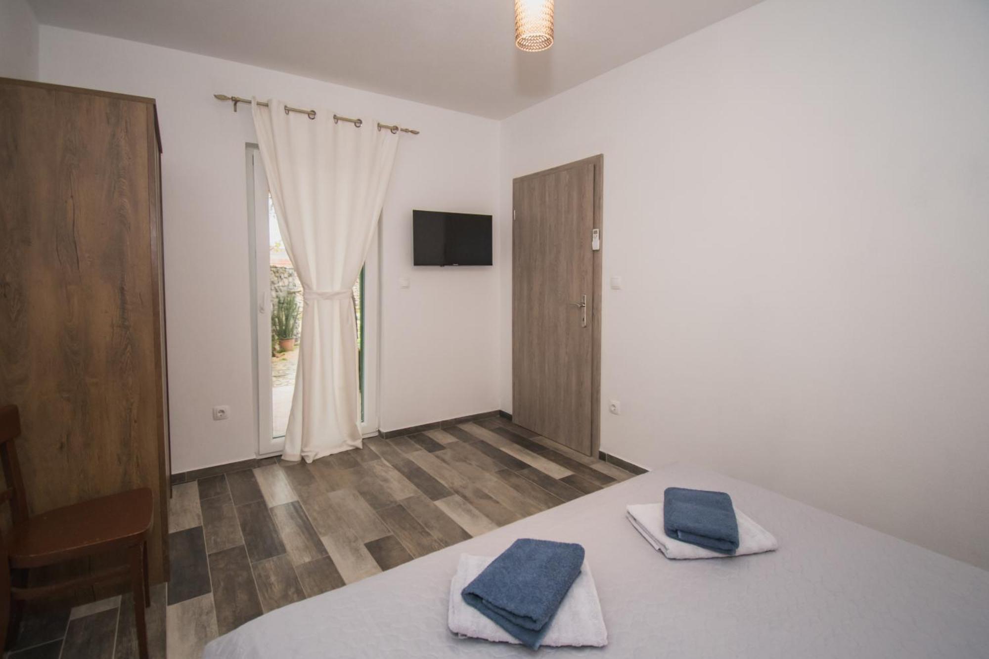 Bed and Breakfast Marcelovi Dvori Pirovac Habitación foto